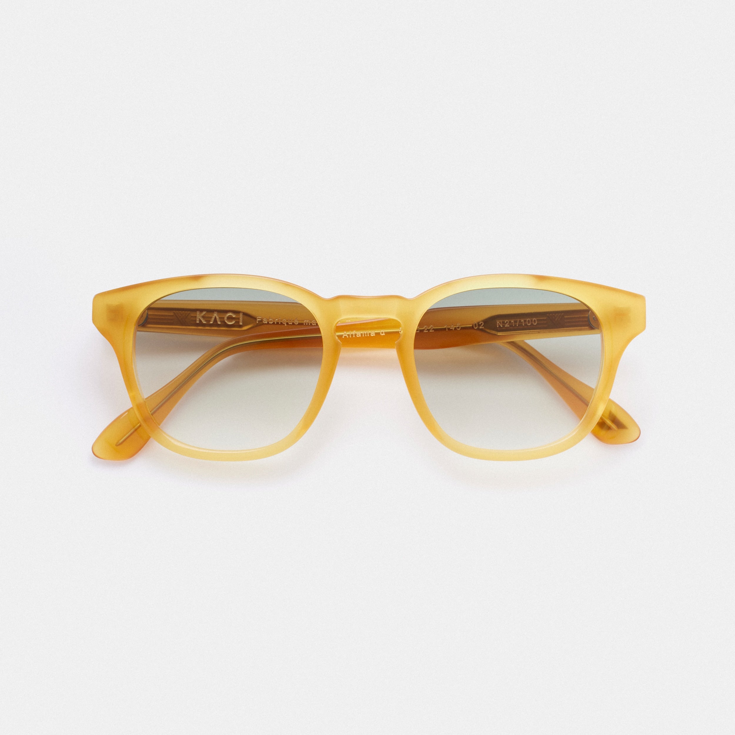 Adoptez un look tendance et fonctionnel avec ces lunettes de soleil couleur miel et verres verts photochromiques pour femme ou homme. Avec leur monture légère et leur teinte chaude, ces lunettes sauront vous offrir un style affirmé tout en vous protégeant efficacement contre les rayons UV