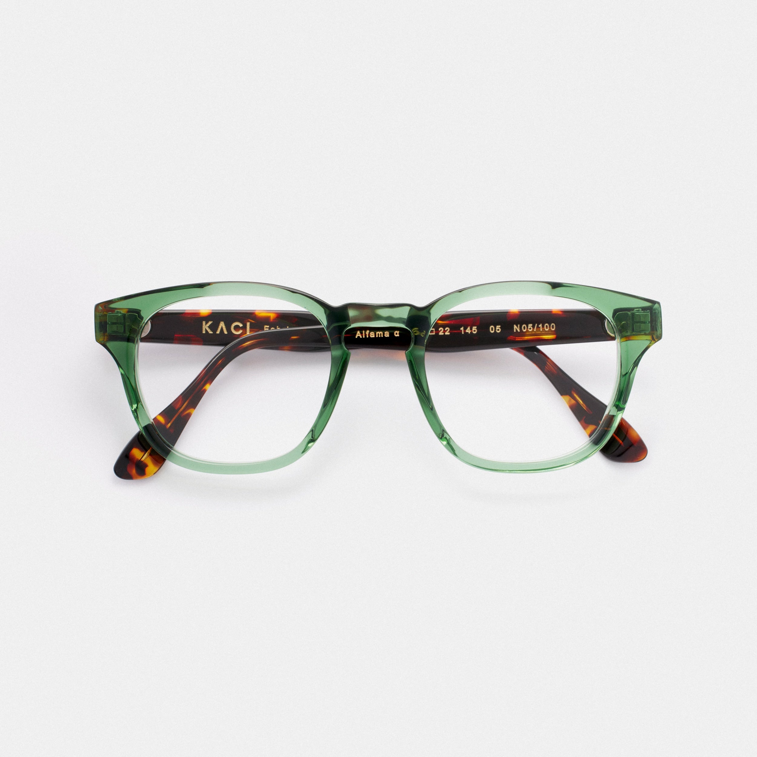 Adoptez un style élégant avec cette paire de lunettes de vue en cristal vert pour femme ou homme. Avec leur monture transparente en cristal et leur couleur verte subtile, ces lunettes sauront mettre en valeur votre regard tout en vous offrant un confort optimal. Découvrez notre sélection de lunettes de vue pour femmes et pour hommes sur notre site internet et trouvez la paire qui vous convient pour un look sophistiqué au quotidien.