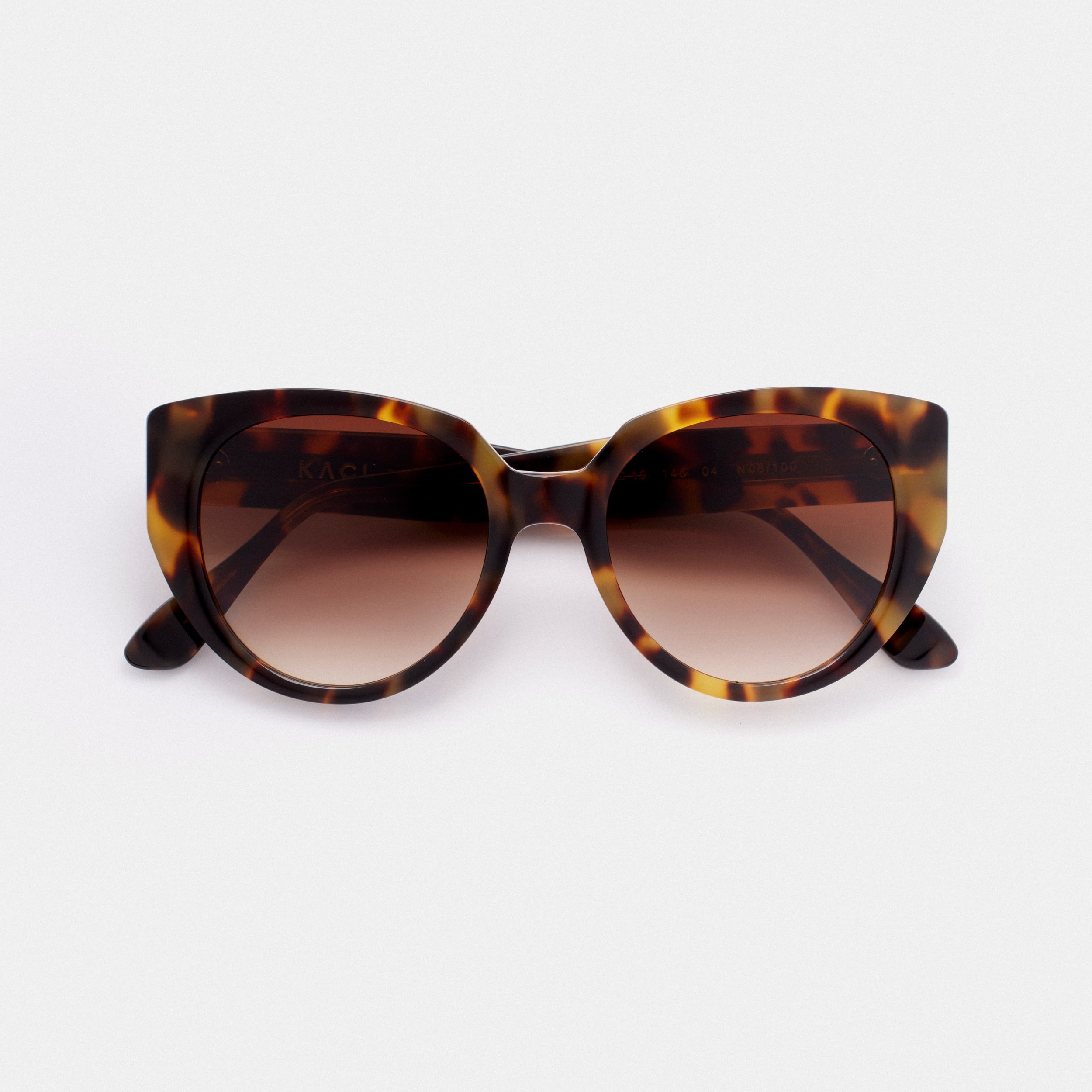 Découvrez notre collection de lunettes de soleil cat-eye couleur écaille tortoise pour femme. La monture en écaille tortoise ajoute une touche de style intemporel à votre look. Les verres de qualité supérieure offrent une protection optimale contre les rayons UV. Trouvez votre paire de lunettes de soleil idéale sur notre site internet. Commandez dès maintenant pour une livraison rapide et gratuite