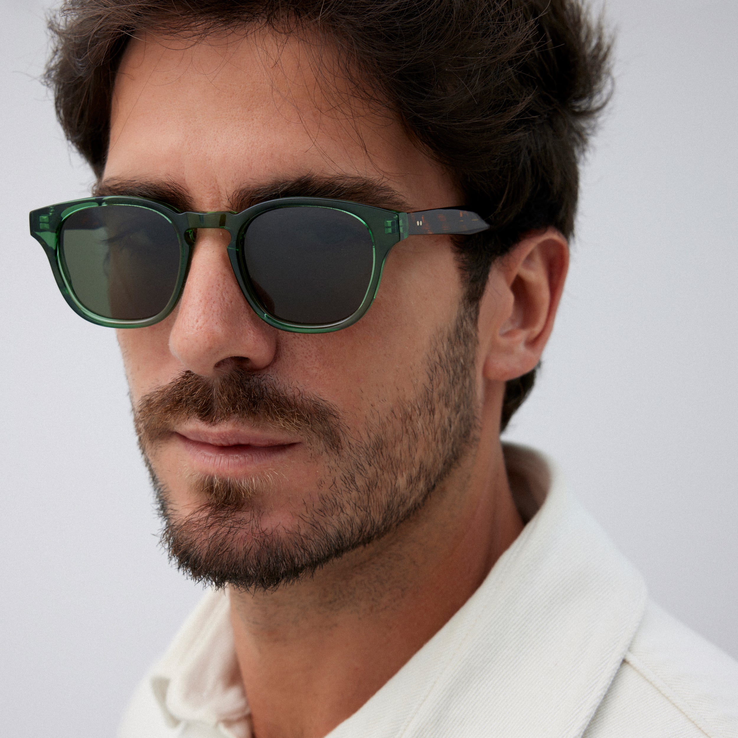 "Optez pour un style élégant avec ces lunettes de soleil en cristal vert pour femme ou homme. Avec leur monture transparente en cristal et leur teinte de verre verte subtile, ces lunettes sauront vous offrir un look sophistiqué tout en vous protégeant efficacement contre les rayons UV. Découvrez notre sélection de lunettes de soleil pour femmes et pour hommes sur notre site internet et trouvez la paire qui vous convient pour un été haut en couleur et en style