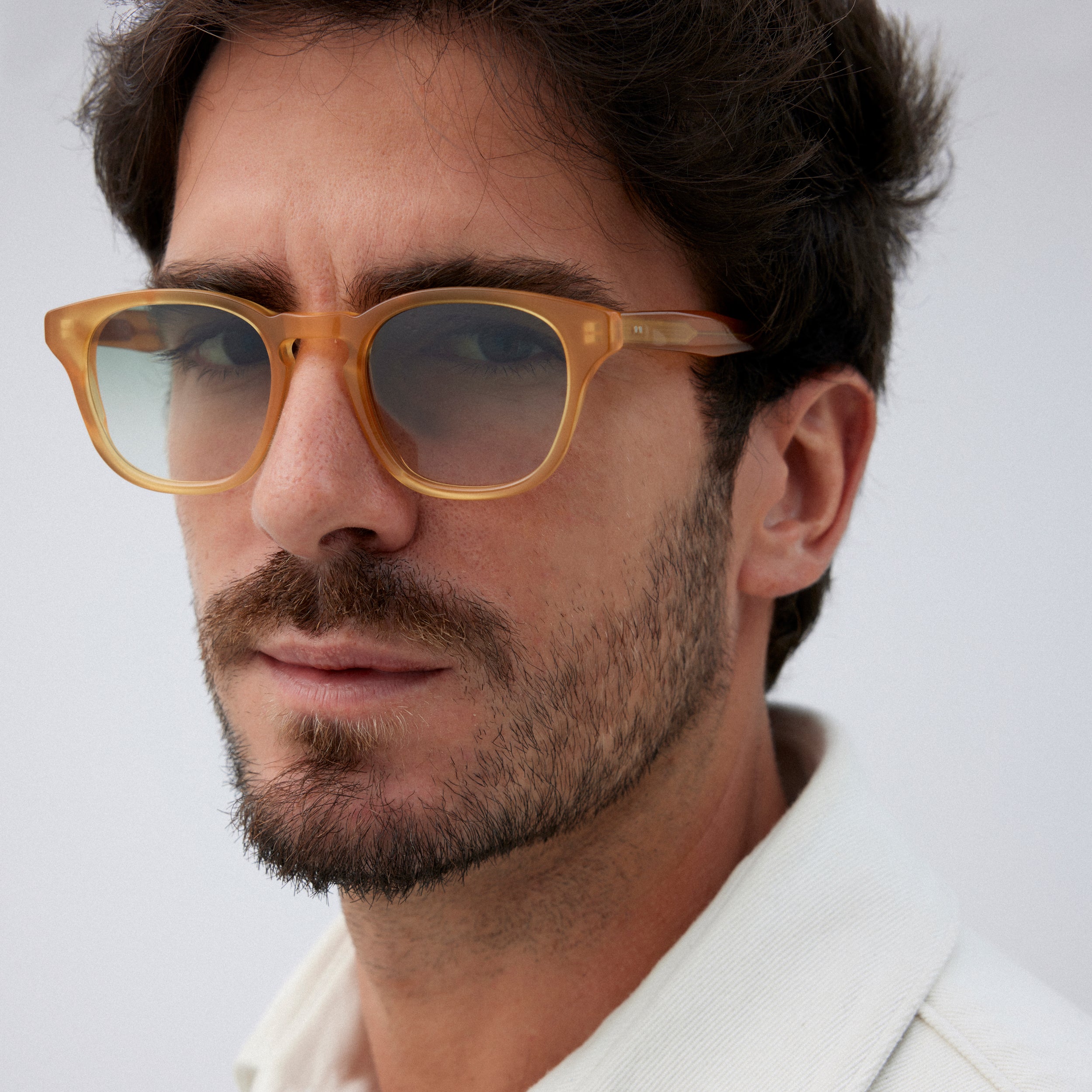 Adoptez un look tendance et fonctionnel avec ces lunettes de soleil couleur miel et verres verts photochromiques pour femme ou homme. Avec leur monture légère et leur teinte chaude, ces lunettes sauront vous offrir un style affirmé tout en vous protégeant efficacement contre les rayons UV