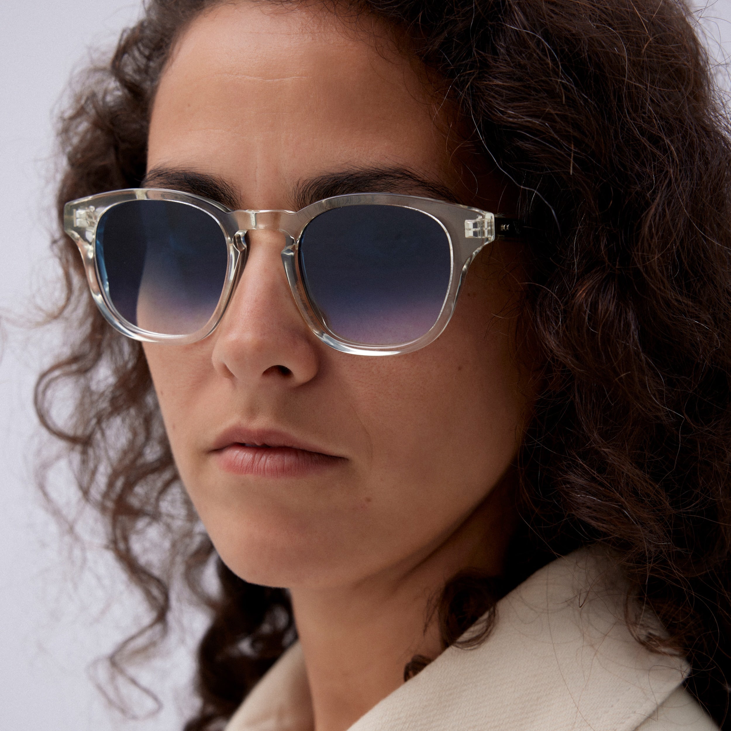 Adoptez un look original et tendance avec ces lunettes de soleil en cristal et verres bleus. Avec leur monture en cristal transparente et leur teinte de verre unique, ces lunettes sauront vous offrir un style affirmé tout en vous protégeant efficacement contre les rayons UV. Découvrez notre sélection de lunettes de soleil pour femmes et pour hommes sur notre site internet et trouvez la paire qui vous convient pour un été haut en couleur et en style