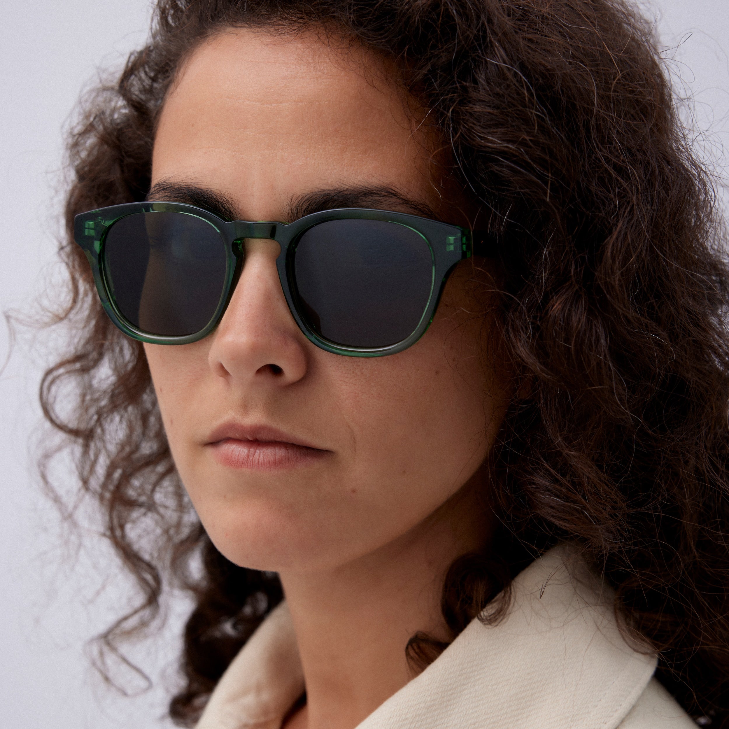"Optez pour un style élégant avec ces lunettes de soleil en cristal vert pour femme ou homme. Avec leur monture transparente en cristal et leur teinte de verre verte subtile, ces lunettes sauront vous offrir un look sophistiqué tout en vous protégeant efficacement contre les rayons UV. Découvrez notre sélection de lunettes de soleil pour femmes et pour hommes sur notre site internet et trouvez la paire qui vous convient pour un été haut en couleur et en style