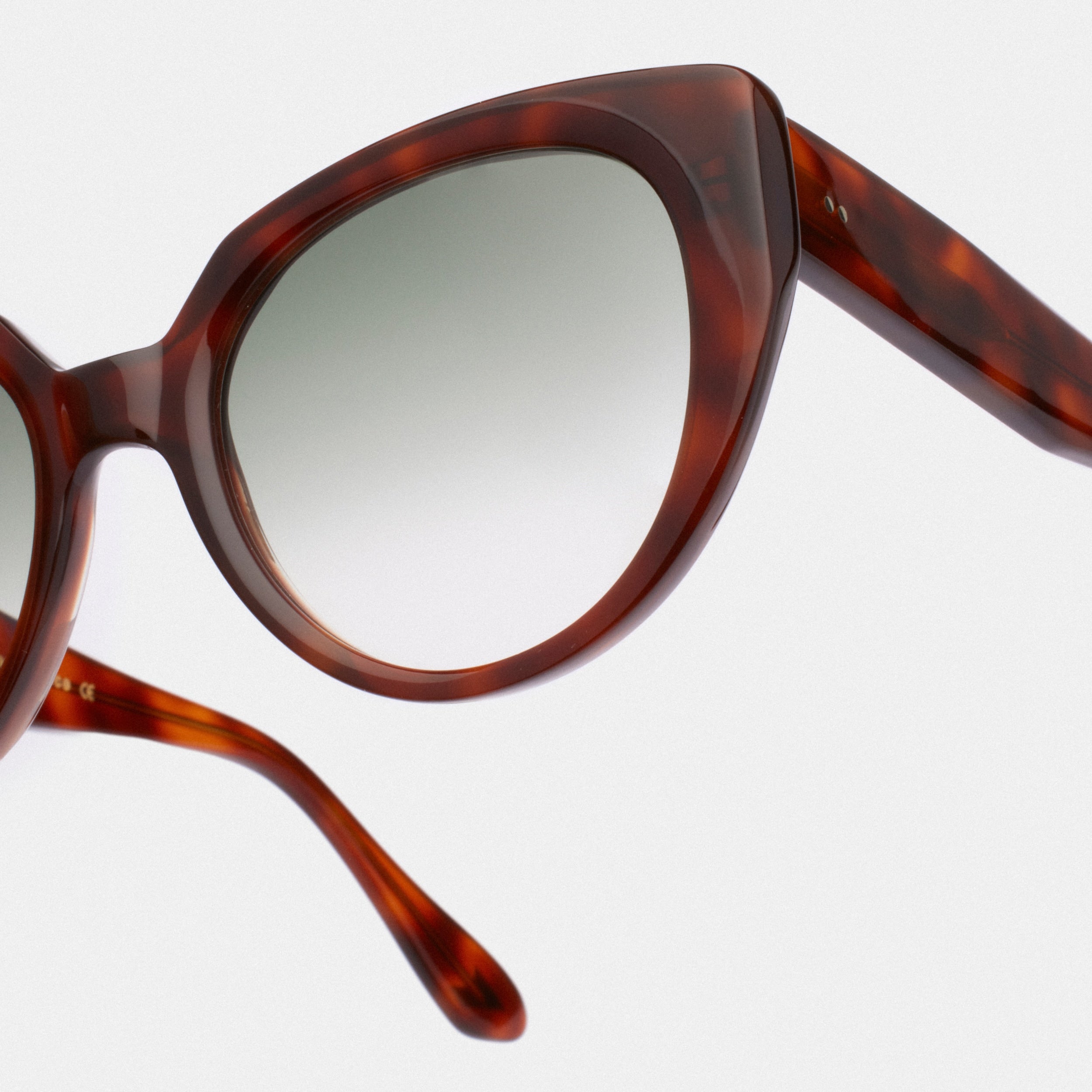 Optez pour un style chic et rétro avec nos lunettes de soleil couleur écaille havana pour femme. La monture élégante en écaille havana ajoute une touche de sophistication à votre tenue. Les verres de qualité supérieure offrent une protection optimale contre les rayons UV pour des journées ensoleillées sans soucis.