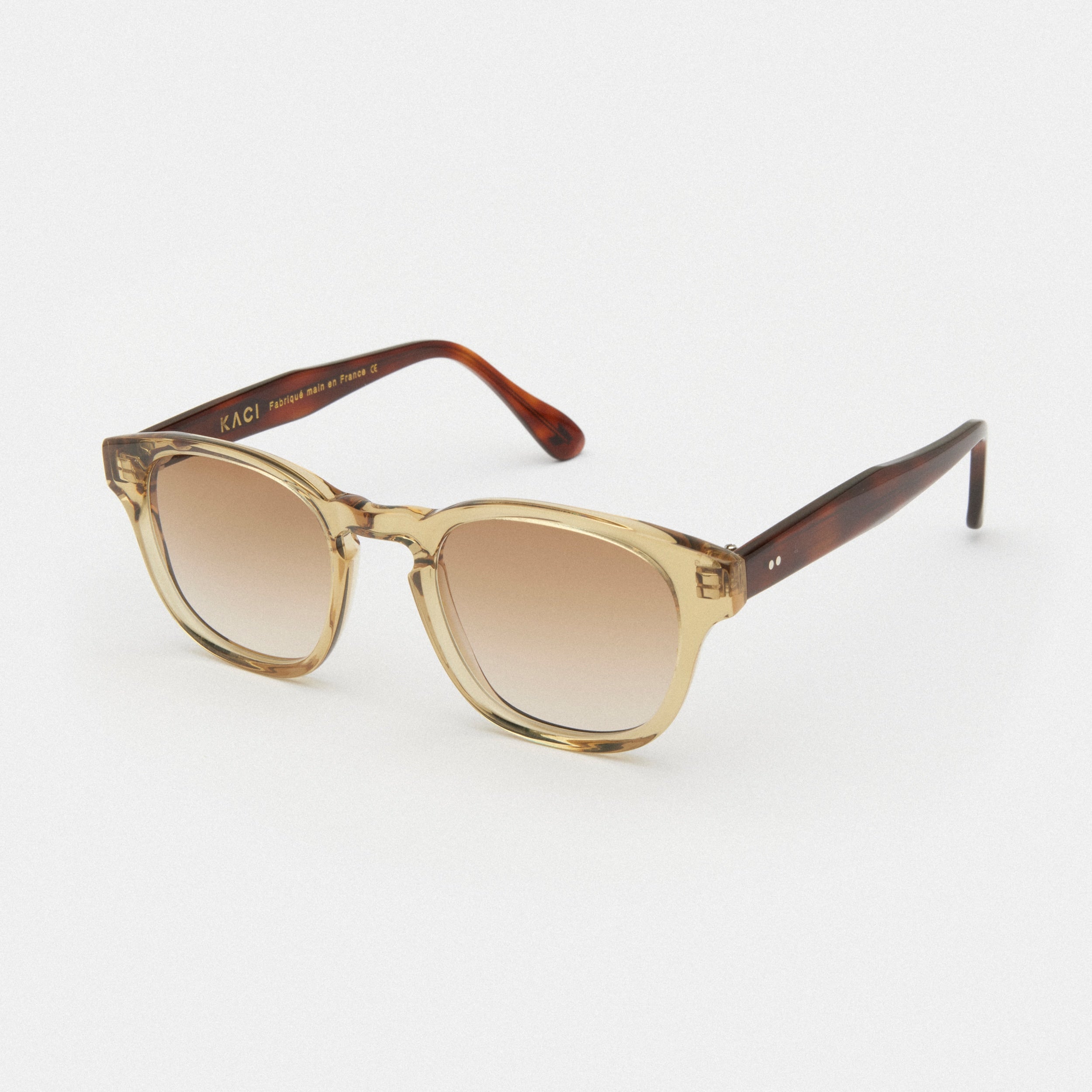 Optez pour un look sophistiqué avec nos lunettes de soleil couleur champagne et branches marron pour femme ou homme. Verres de qualité supérieure pour une protection optimale contre les rayons UV. Découvrez notre sélection de lunettes de soleil tendance sur notre site internet. Commandez dès maintenant pour une livraison rapide et gratuite