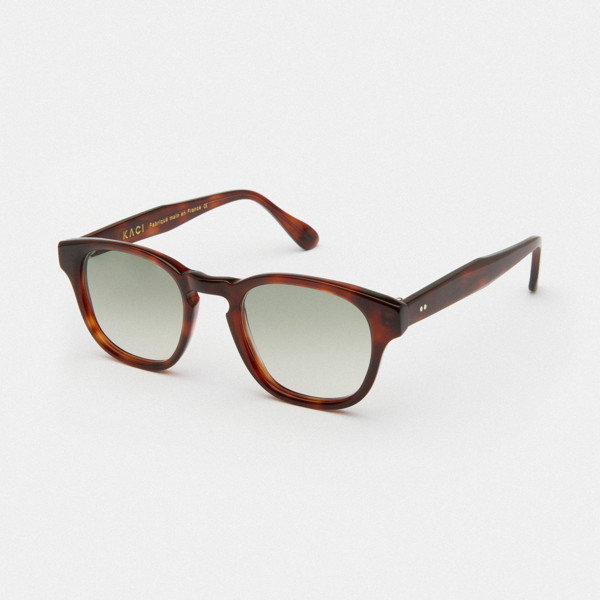 Adoptez un look rétro avec nos lunettes de soleil écaille havana pour femme ou homme. Verres de qualité supérieure pour une protection optimale contre les rayons UV. Découvrez notre sélection de lunettes de soleil élégantes sur notre site internet. Commandez dès maintenant pour une livraison rapide et gratuite 