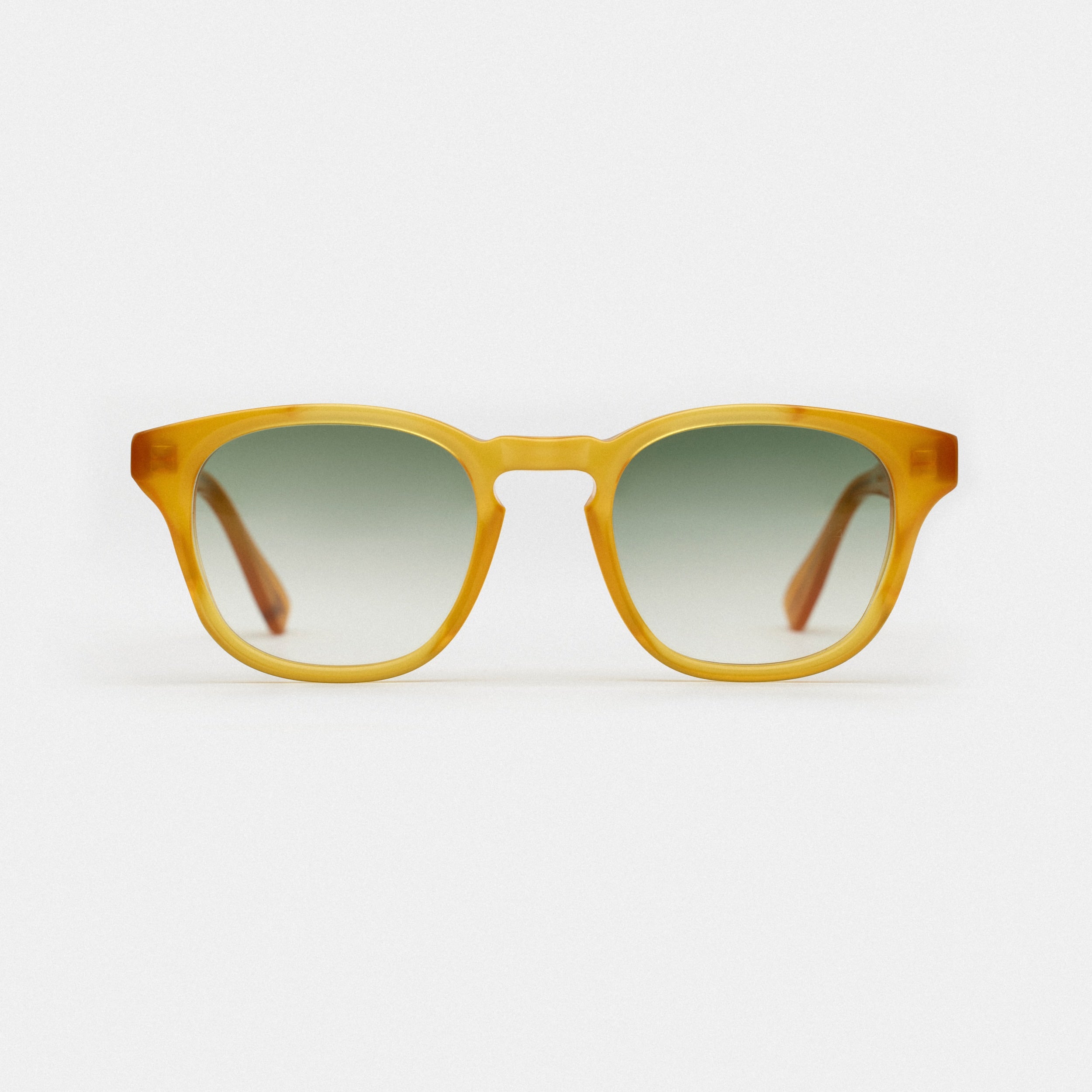 Adoptez un look tendance et fonctionnel avec ces lunettes de soleil couleur miel et verres verts photochromiques pour femme ou homme. Avec leur monture légère et leur teinte chaude, ces lunettes sauront vous offrir un style affirmé tout en vous protégeant efficacement contre les rayons UV