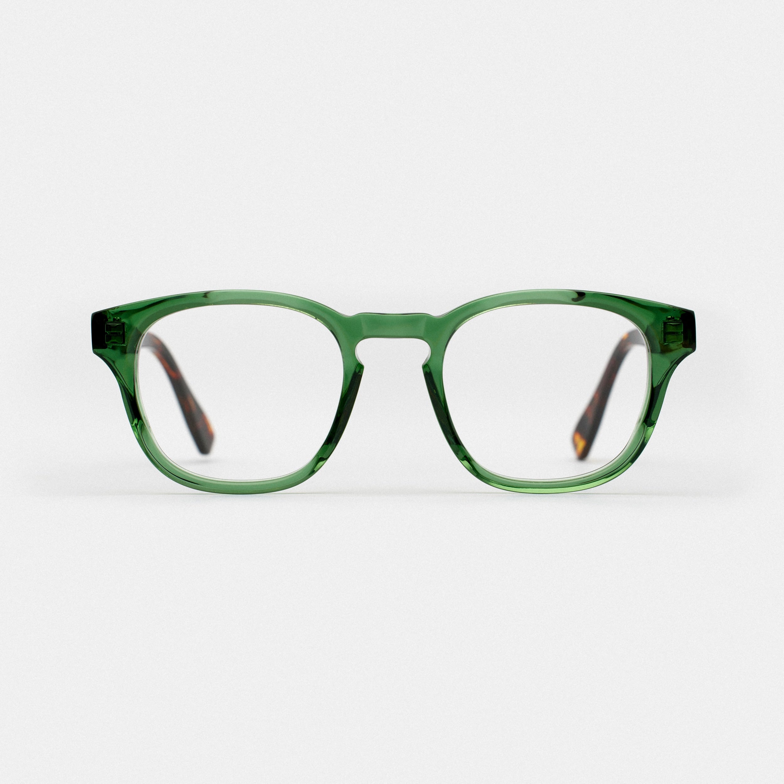 Adoptez un style élégant avec cette paire de lunettes de vue en cristal vert pour femme ou homme. Avec leur monture transparente en cristal et leur couleur verte subtile, ces lunettes sauront mettre en valeur votre regard tout en vous offrant un confort optimal. Découvrez notre sélection de lunettes de vue pour femmes et pour hommes sur notre site internet et trouvez la paire qui vous convient pour un look sophistiqué au quotidien.
