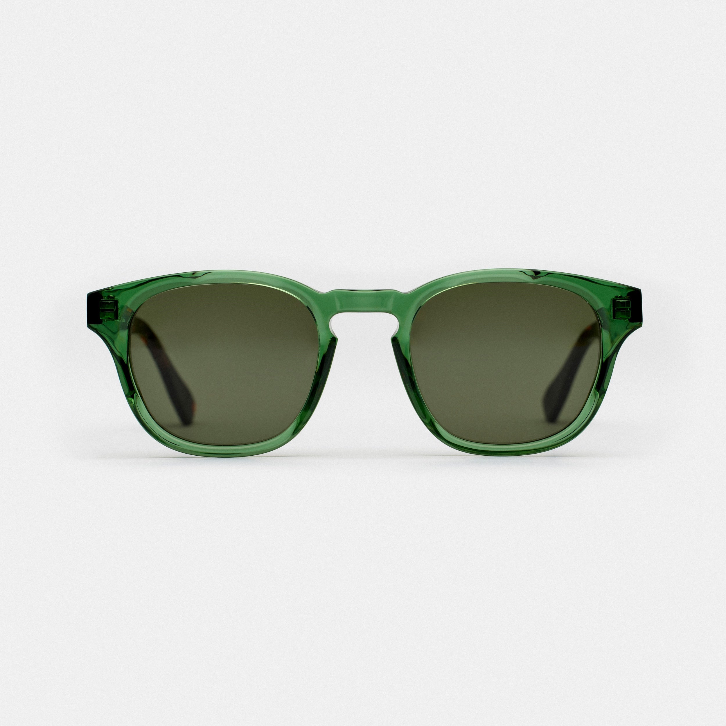 "Optez pour un style élégant avec ces lunettes de soleil en cristal vert pour femme ou homme. Avec leur monture transparente en cristal et leur teinte de verre verte subtile, ces lunettes sauront vous offrir un look sophistiqué tout en vous protégeant efficacement contre les rayons UV. Découvrez notre sélection de lunettes de soleil pour femmes et pour hommes sur notre site internet et trouvez la paire qui vous convient pour un été haut en couleur et en style