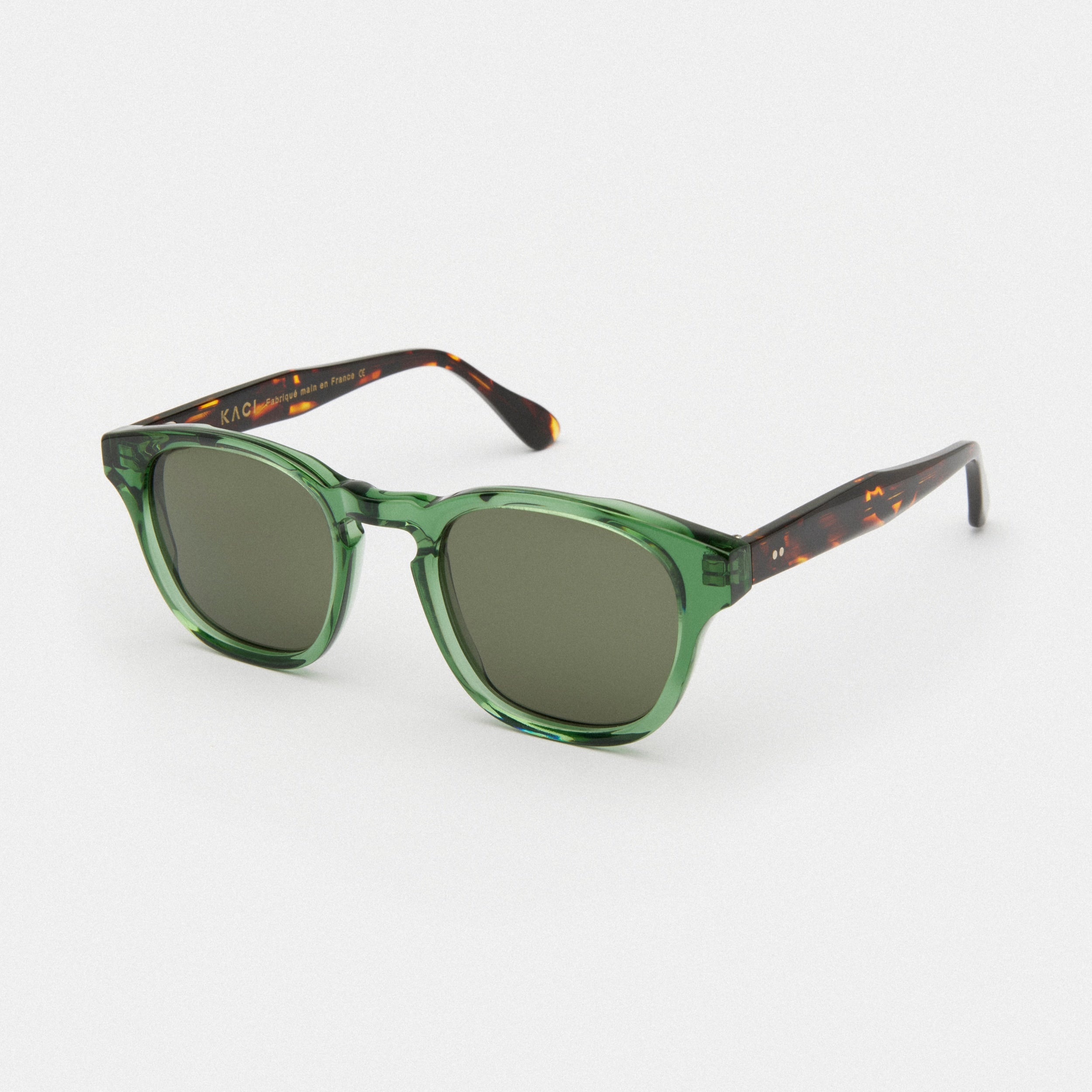 "Optez pour un style élégant avec ces lunettes de soleil en cristal vert pour femme ou homme. Avec leur monture transparente en cristal et leur teinte de verre verte subtile, ces lunettes sauront vous offrir un look sophistiqué tout en vous protégeant efficacement contre les rayons UV. Découvrez notre sélection de lunettes de soleil pour femmes et pour hommes sur notre site internet et trouvez la paire qui vous convient pour un été haut en couleur et en style