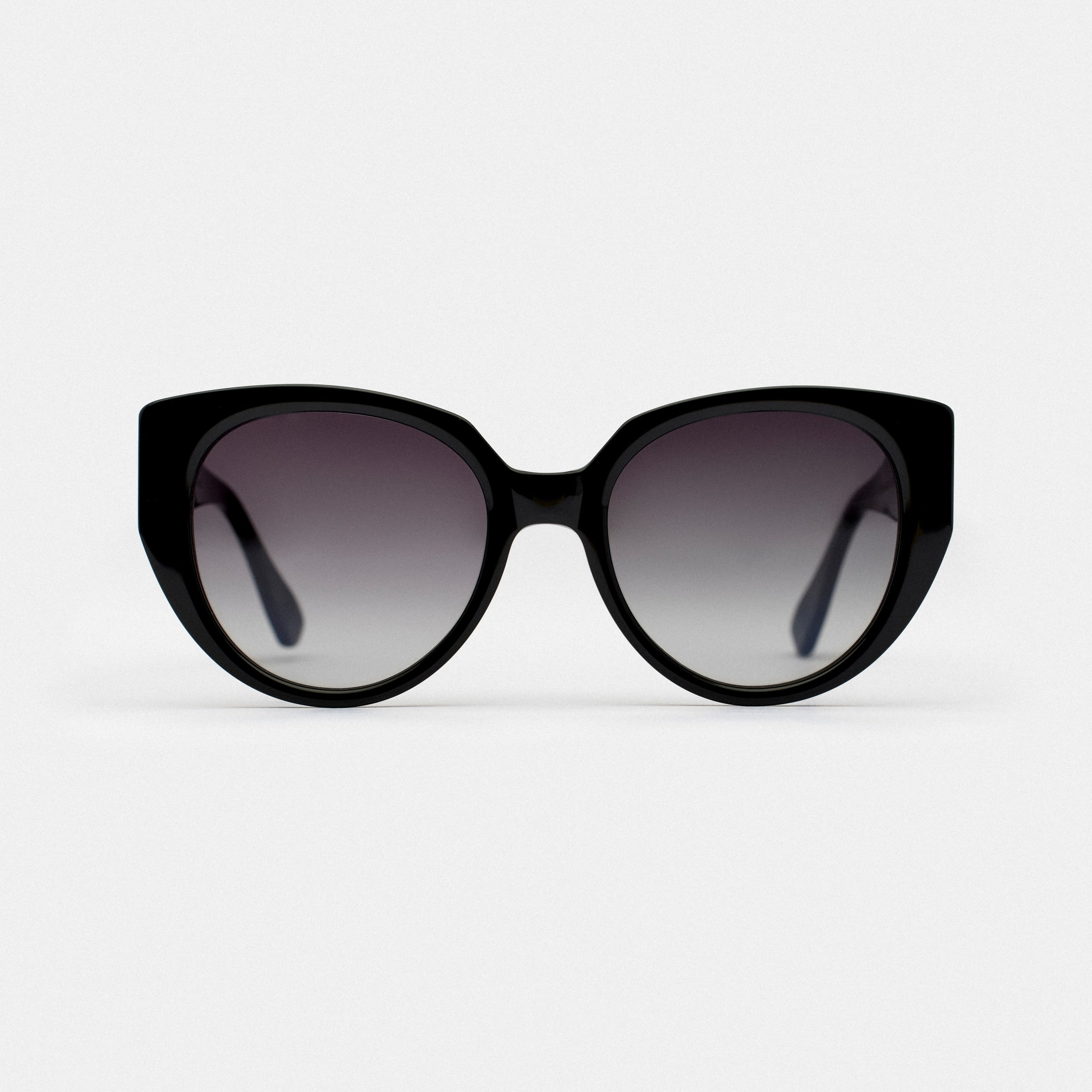 Adoptez un look glamour avec nos lunettes de soleil cat-eye noires pour femme. Verres de qualité supérieure pour une protection optimale contre les rayons UV. Découvrez notre sélection de lunettes de soleil tendance sur notre site internet. Commandez dès maintenant pour une livraison rapide et gratuite 