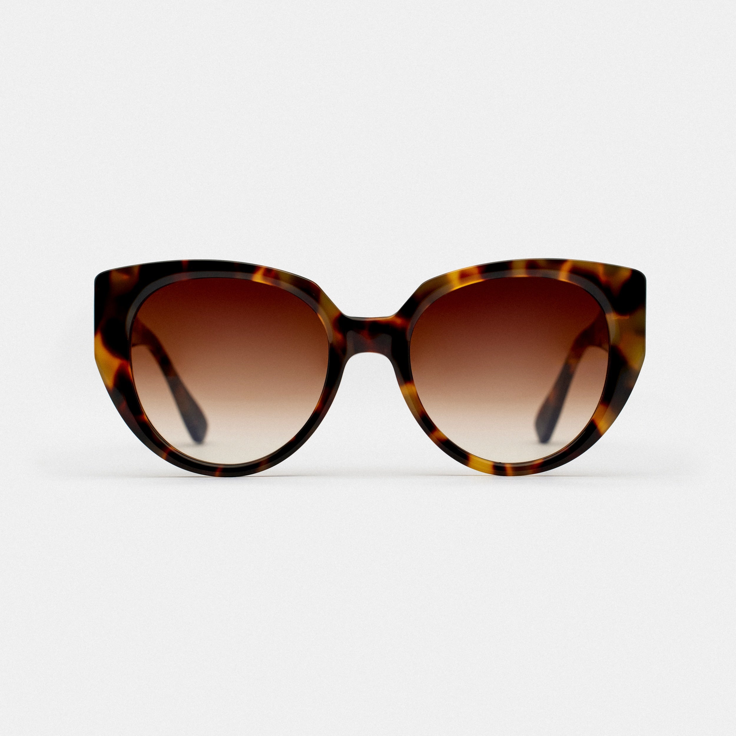 Découvrez notre collection de lunettes de soleil cat-eye couleur écaille tortoise pour femme. La monture en écaille tortoise ajoute une touche de style intemporel à votre look. Les verres de qualité supérieure offrent une protection optimale contre les rayons UV. Trouvez votre paire de lunettes de soleil idéale sur notre site internet. Commandez dès maintenant pour une livraison rapide et gratuite