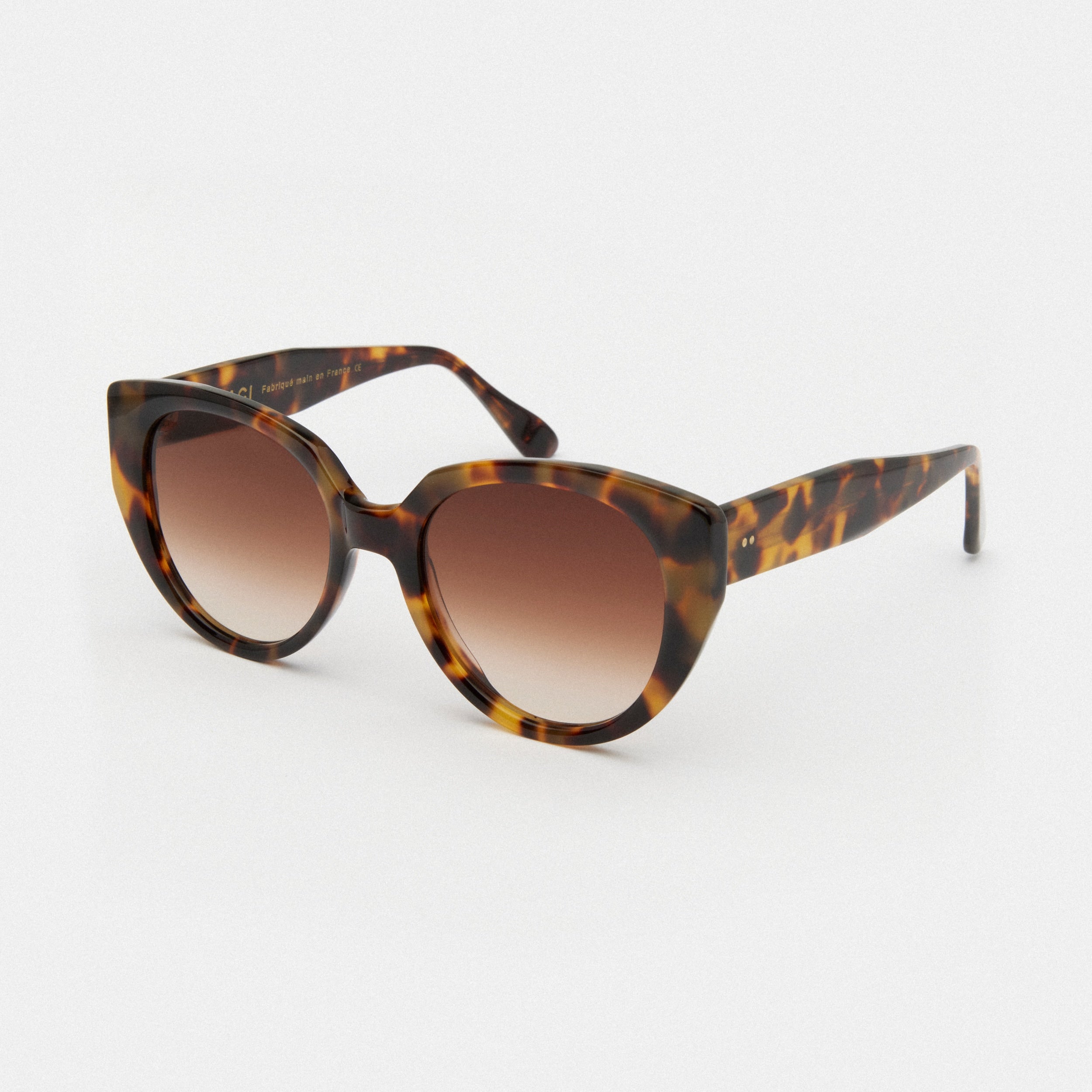 Découvrez notre collection de lunettes de soleil cat-eye couleur écaille tortoise pour femme. La monture en écaille tortoise ajoute une touche de style intemporel à votre look. Les verres de qualité supérieure offrent une protection optimale contre les rayons UV. Trouvez votre paire de lunettes de soleil idéale sur notre site internet. Commandez dès maintenant pour une livraison rapide et gratuite