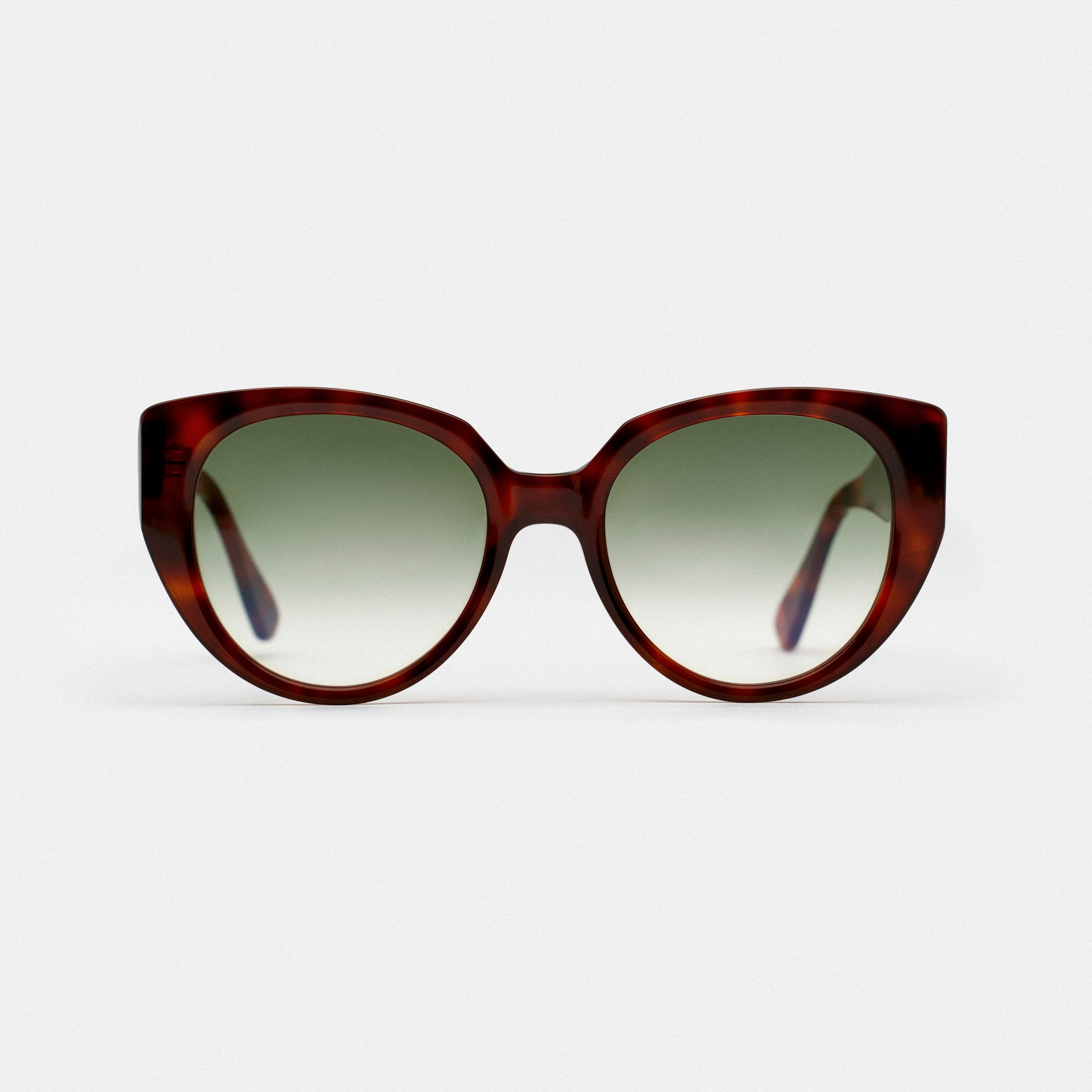 Optez pour un style chic et rétro avec nos lunettes de soleil couleur écaille havana pour femme. La monture élégante en écaille havana ajoute une touche de sophistication à votre tenue. Les verres de qualité supérieure offrent une protection optimale contre les rayons UV pour des journées ensoleillées sans soucis.